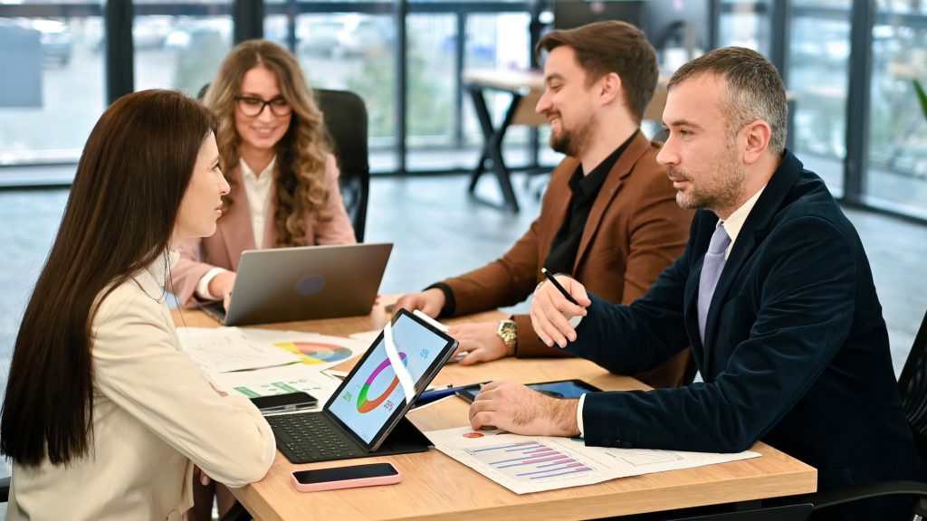 Homens e mulheres ilustrando as funções e habilidades de um gerente comercial